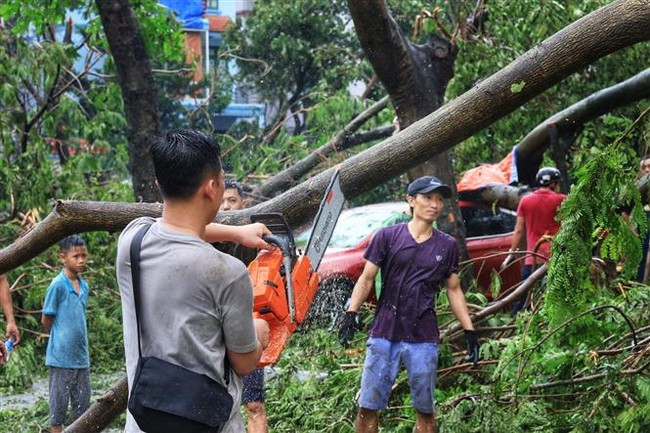 Khắc phục hậu quả bão số 3: Người dân đoàn kết sớm trở lại nhịp sống thường ngày - Ảnh 1.