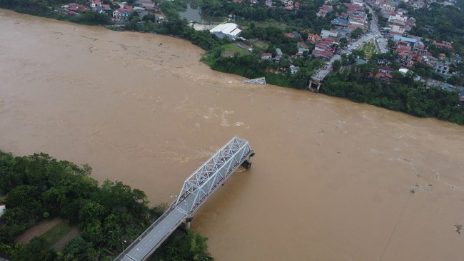 Vụ sập cầu Phong Châu: Nước sông rút dưới báo động 1, Phú Thọ triển khai tìm kiếm cứu hộ, cứu nạn - Ảnh 1.