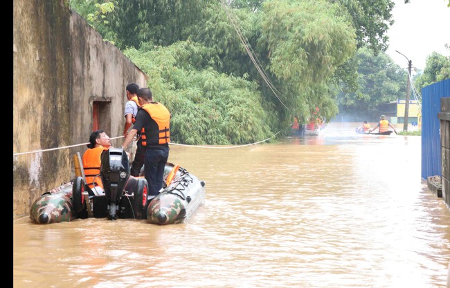 Thái Nguyên tích cực hỗ trợ người dân trong vùng tâm lũ - Ảnh 1.